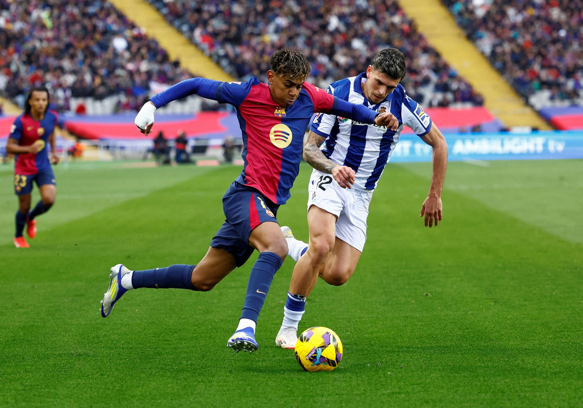Yamal evading a defender as he bursts forward during a Barcelona–Benfica Champions League fixture.
