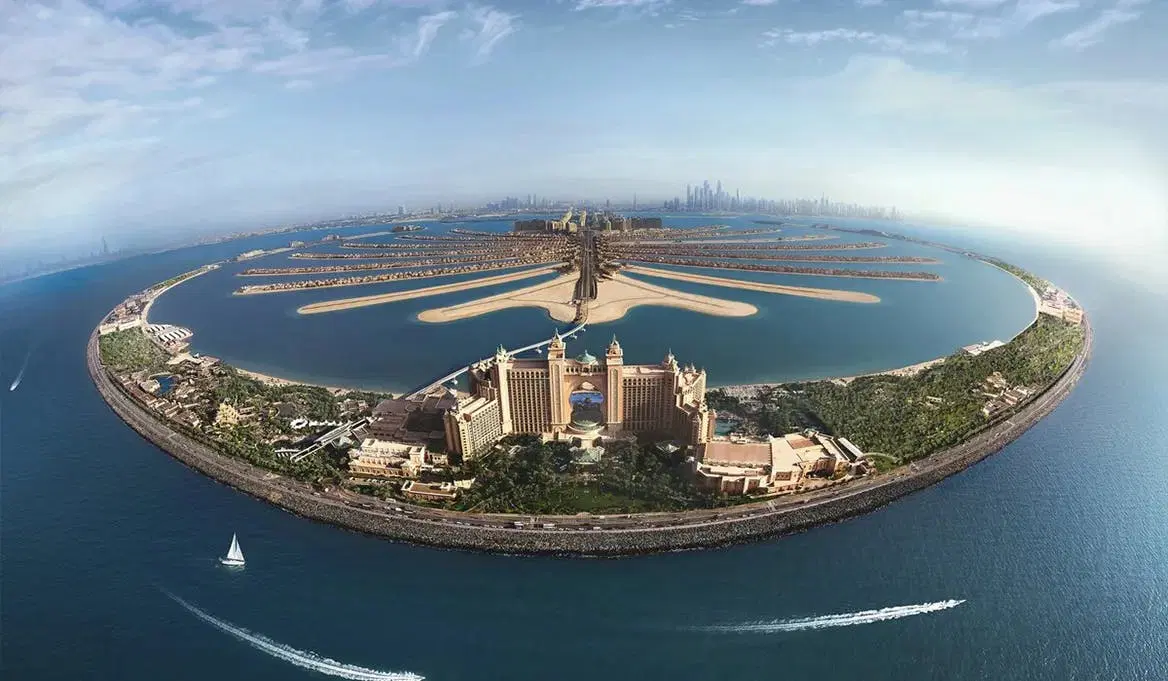 Showcases the iconic palm-shaped island and celebrity villas lining its fronds.