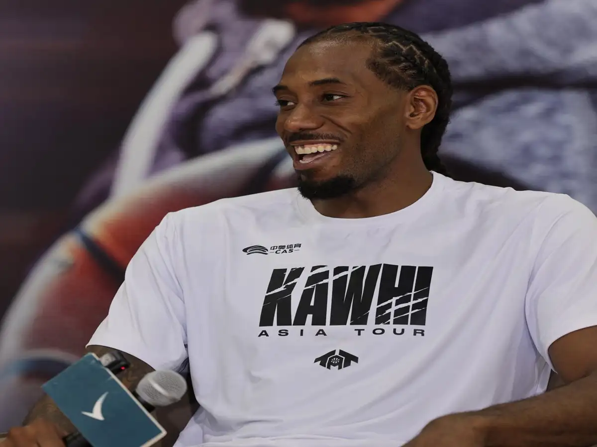 Casual off-court image of Leonard smiling.