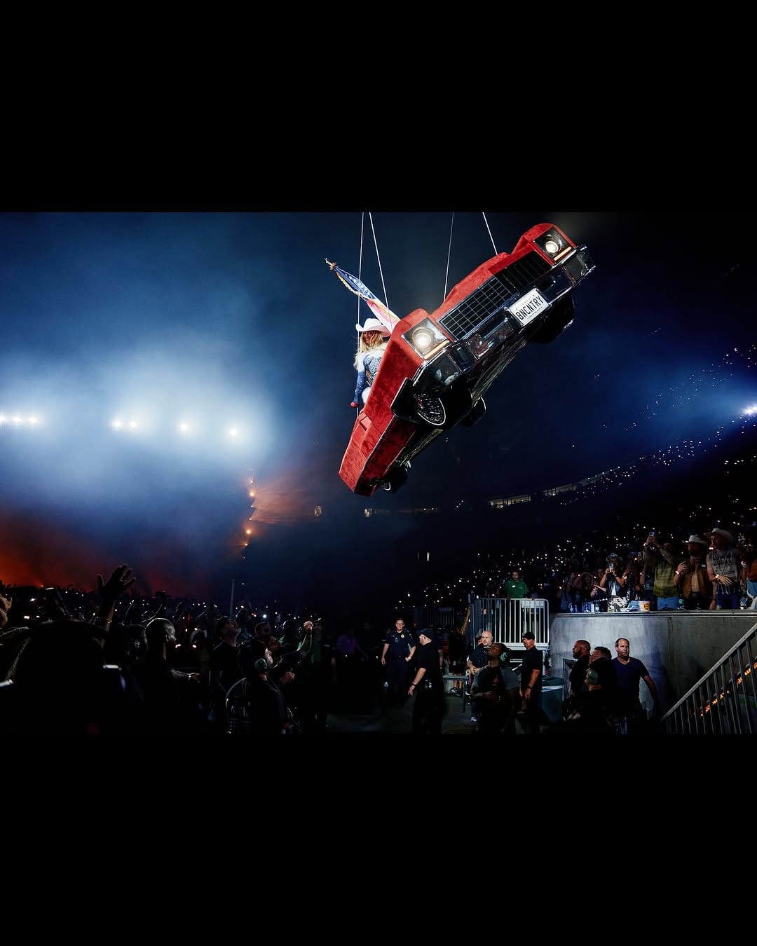 The overhead rig above the stage shifting mid-performance.